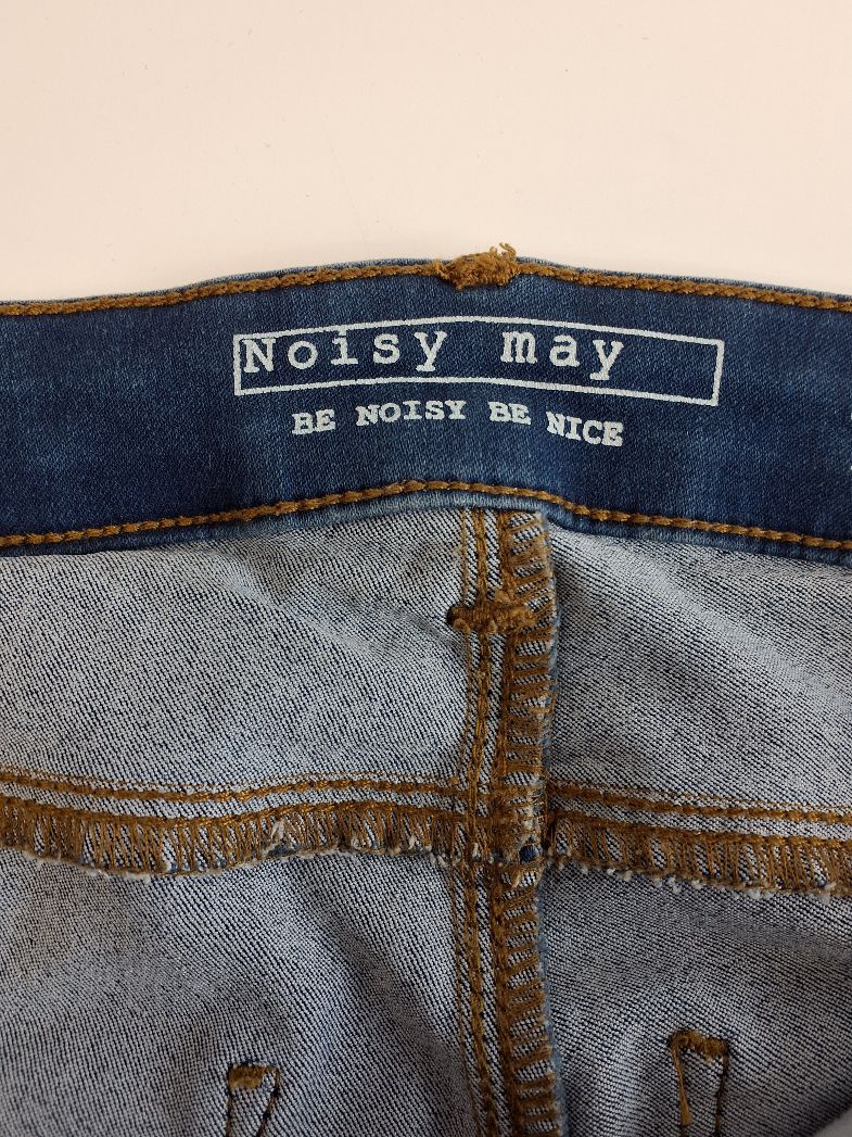 Noisy may Bukser